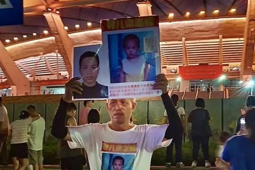Người cha đi mòn hơn 40 đôi giày tìm con trai mất tích, vỡ òa sau 30 năm