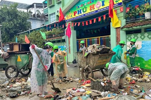 Làm sạch thành phố sau đợt lũ dữ