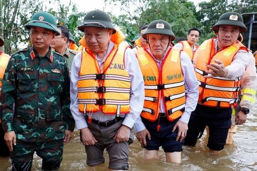 Tổng Bí thư về thăm, chia sẻ với người dân trong vùng mưa lũ tại Huế
