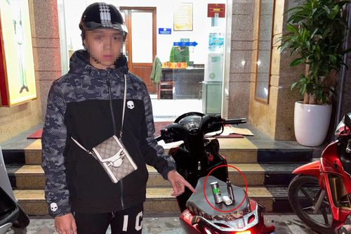 Lao xe máy 'thông chốt' 141, thiếu niên 17 tuổi lộ chất cấm