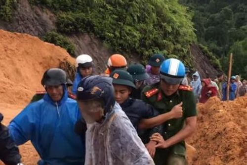 Gồng mình đưa sản phụ vùng cao đi sinh trong điều kiện khắc nghiệt