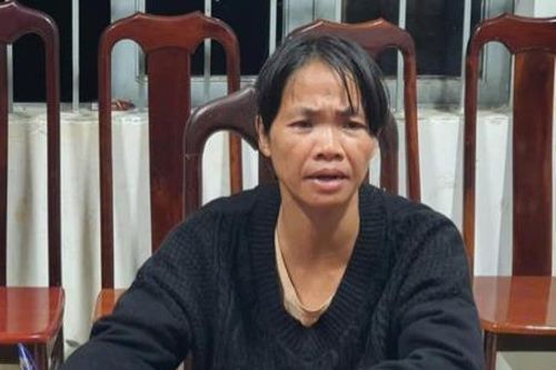 Mẹ ruột thả con nhỏ xuống giếng
