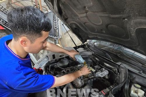 Xe ngập nước - coi chừng 'dính bẫy' dầu nhớt giả!