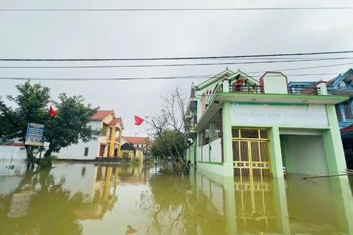Hơn 400 nhà dân ở xã Lệ Thủy bị ngập lụt do mưa lớn