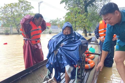 Kịp thời đưa sản phụ, bệnh nhân đi cấp cứu trong mưa lũ