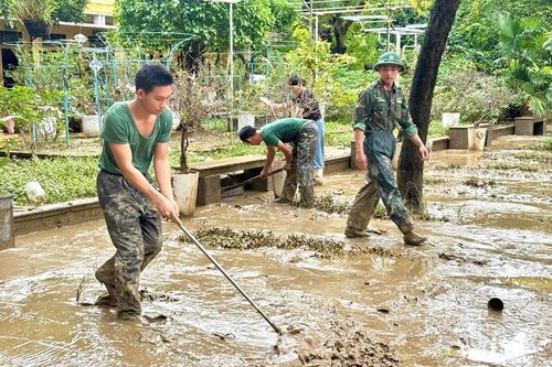 Các trường bị ngập lụt tiếp tục cho học sinh nghỉ học