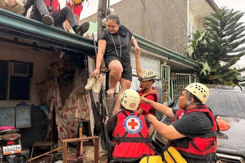 Bão Kalmaegi nhấn chìm nhà cửa, người Philippines kêu cứu trên mái nhà
