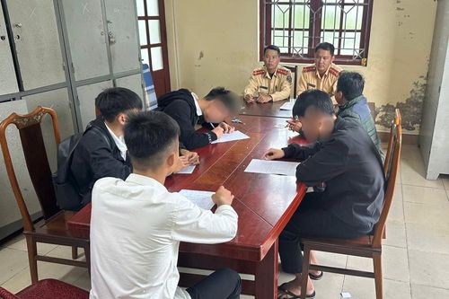 Xử lý nhóm thanh thiếu niên chạy lạng lách, điều khiển xe máy bằng chân
