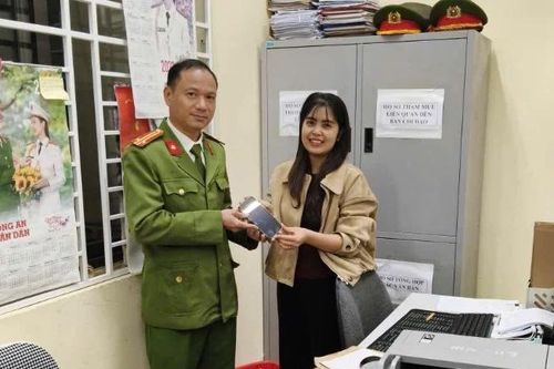 Phó trưởng Công an xã nhặt được điện thoại iPhone 14, trả lại người đánh rơi