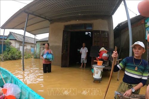 Nhiều tuyến giao thông ở Huế vẫn bị chia cắt do sạt lở và ngập sâu
