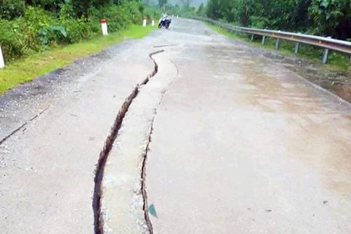 Vết nứt dài xuất hiện trong mưa lũ trên đường Hồ Chí Minh nhánh Tây
