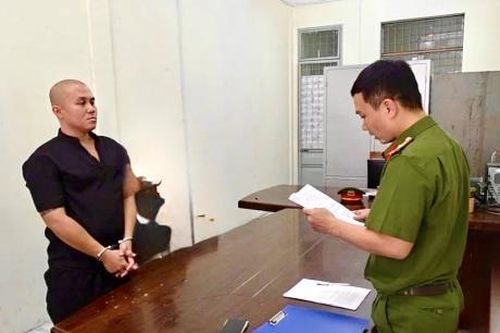 Khởi tố đối tượng chém người tại quán nhậu Anh Em