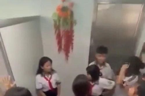 Xôn xao đoạn clip nữ sinh bị nhóm bạn đánh hội đồng trong nhà vệ sinh