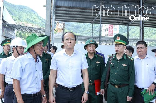 Phó Bí thư Tỉnh ủy, Chủ tịch Ủy ban MTTQ Việt Nam tỉnh Nguyễn Khắc Hà kiểm tra công tác phòng, chống bão số 13