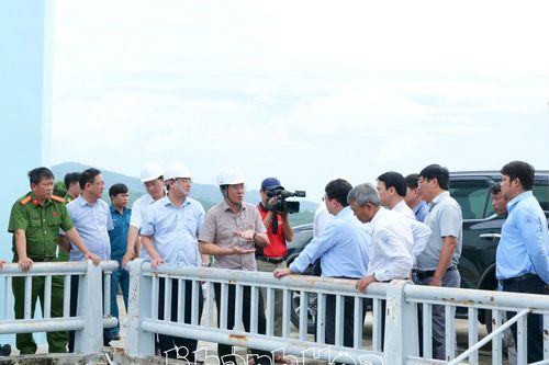 Phó Chủ tịch Thường trực UBND tỉnh Nguyễn Long Biên kiểm tra các điểm xung yếu khu vực phía Nam tỉnh