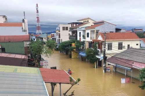 Mưa lũ làm 11 người chết và bị thương