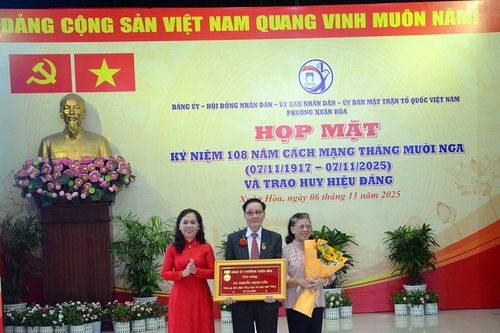 Họp mặt Kỷ niệm 108 năm Cách mạng Tháng Mười Nga và trao Huy hiệu Đảng