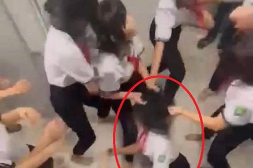 Nữ sinh cấp 2 bị bạn học đánh hội đồng trong nhà vệ sinh trường học ở TPHCM