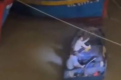Lao xuống dòng nước xiết cứu người phụ nữ đang chới với