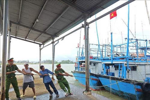 Công an Đắk Lắk hỗ trợ các xã ven biển ứng phó với bão số 13