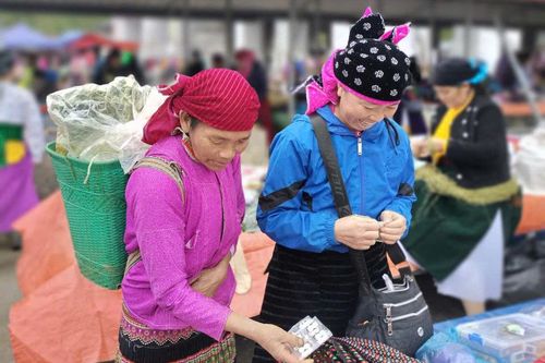Có một chợ lùi ở Sà Phìn