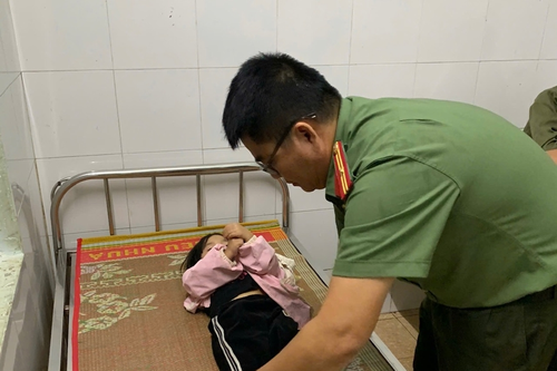 Công an Đắk Lắk giúp dân khắc phục hậu quả bão số 13
