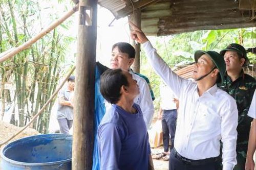 Lãnh đạo thành phố trao hỗ trợ cho người dân vùng thiên tai