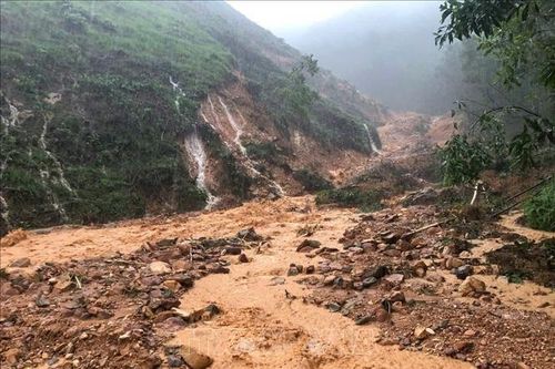 Gia Lai: Sạt lở gây chia cắt giao thông, nhiều khu vực ngập lụt do lũ sông Ba dâng nhanh