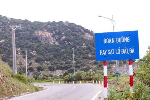 Khánh Hòa cảnh báo sạt lở tuyến đường ven biển Phước Dinh-Cà Ná
