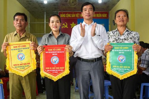 Ấp Căn Cứ tổ chức ngày hội đại đoàn kết toàn dân tộc