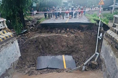 Sập cầu Kliếc tại Pờ Tó, đường Trường Sơn Đông tê liệt
