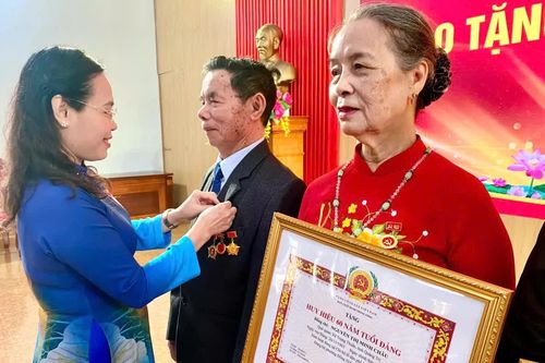 Phường Đồng Hới: 97 đảng viên vinh dự được trao Huy hiệu Đảng