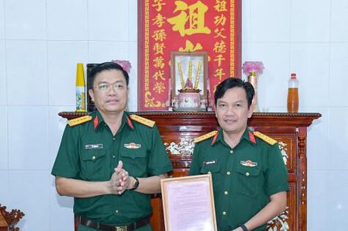 Bàn giao 'Nhà Đại đoàn kết' và 'Nhà Tình đồng đội'