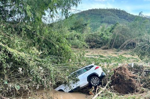 Đắk Lắk: Thủy điện xả lũ đúng lúc bão đổ bộ, cả xã chìm trong biển nước