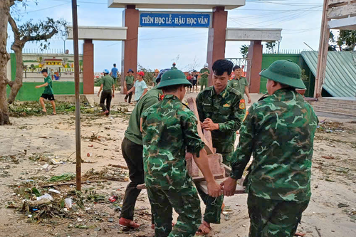 Đồn Biên phòng Nhơn Lý (BĐBP tỉnh Gia Lai): Giúp nhân dân khắc phục hậu quả bão số 13