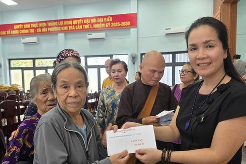 Tình đồng bào vượt biên giới sau lũ dữ