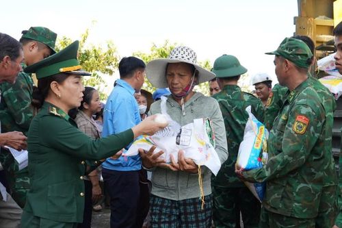 Trao tặng gần 30 tấn lương thực, thực phẩm cho người dân khu vực biên giới thành phố Đà Nẵng