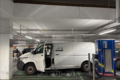 Các nhà sản xuất ô tô chỉ trích kế hoạch đánh thuế xe điện của Anh