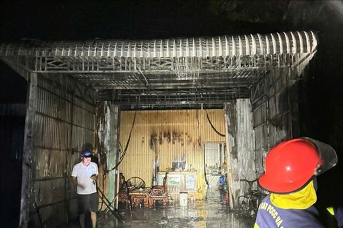 Đường dây điện trung thế cháy lan làm hư hỏng 4 nhà