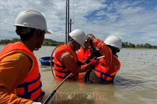 Khắc phục bão số 13: Tăng cán bộ kỹ thuật, công nhân hỗ trợ khôi phục lưới điện tại Gia Lai