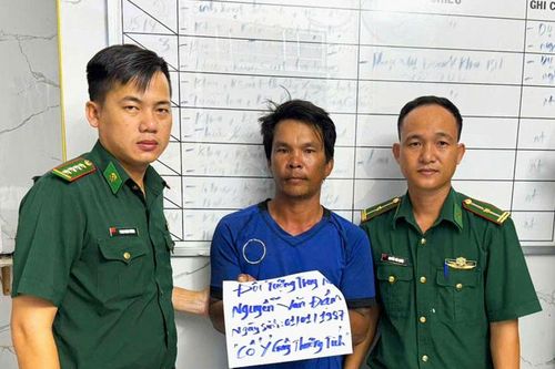 Bắt đối tượng truy nã đang lẩn trốn trên tàu cá