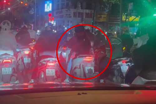 Xử phạt thanh niên dùng khẩu trang che biển số, lộ ra không có giấy phép lái xe