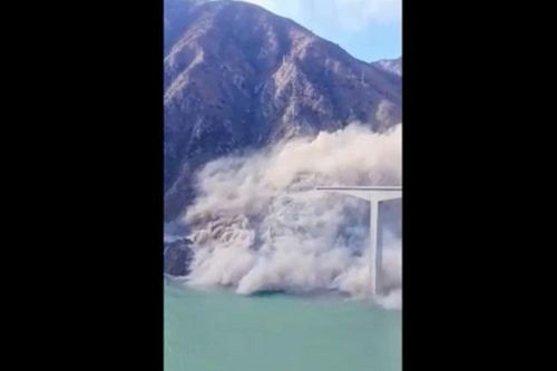 Video ghi lại khoảnh khắc cầu mới khánh thành ở Trung Quốc bất ngờ sập một phần