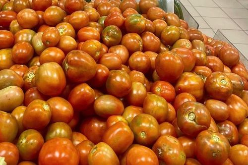Giá cà chua chạm mốc 60.000 đồng/kg, nhiều bà nội trợ 'giật mình' khi đi chợ