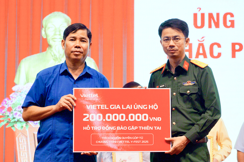 Viettel Gia Lai trao 200 triệu đồng hỗ trợ nhân dân khắc phục hậu quả bão số 13