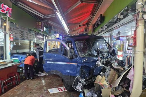 Xe tải lao vào khu chợ ở Hàn Quốc, 20 người thương vong