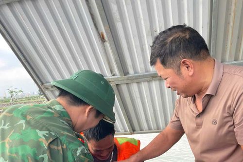 Kịp thời cứu nạn 3 ngư dân gặp nạn trên biển