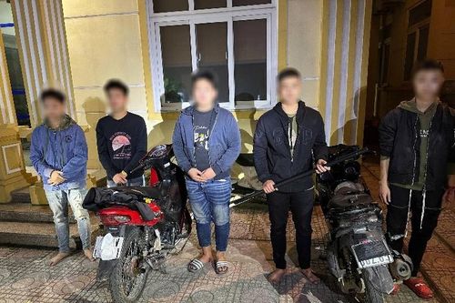 Phát hiện nhóm thanh thiếu niên mang hung khí đi đánh nhau