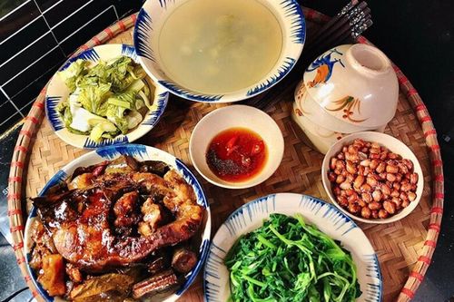 Bữa cơm gia đình trong ngày thu với 3 món bình dân dễ làm