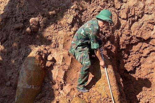 Phát hiện quả bom nặng 350kg khi làm ruộng ở Bắc Ninh